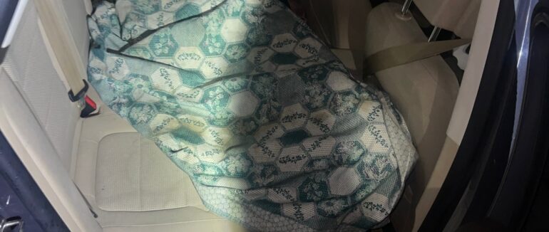 Сховала під ковдру: дівчина намагалась незаконно вивести “ухилянта” за кордон