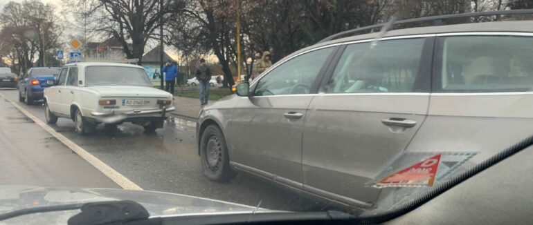 В Ужгороді трапилася потрійна ДТП: на місці події поліція
