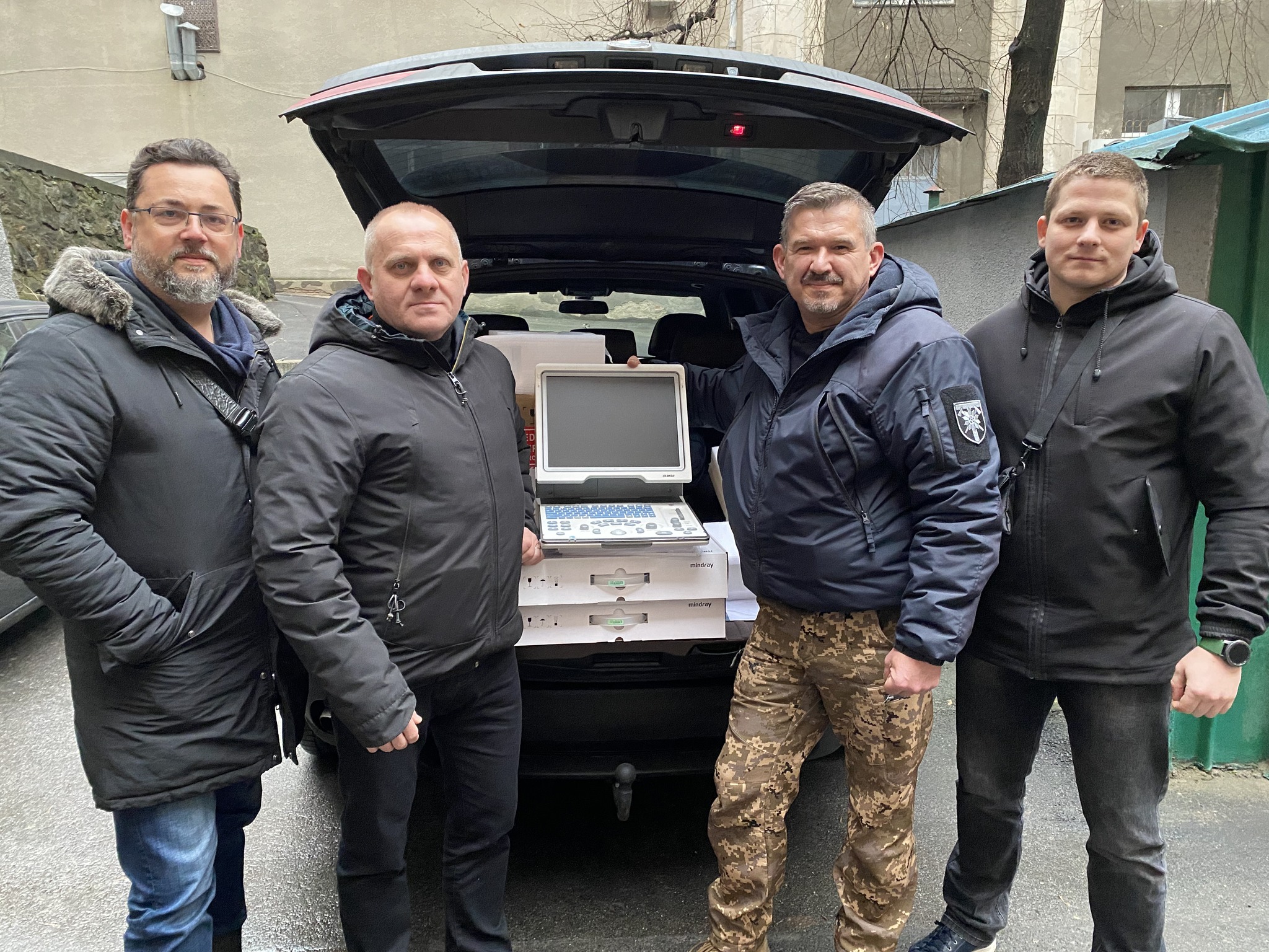 Завдяки закарпатським волонтерам військовий медик Олег Бігара рятує життя військовим