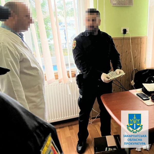 На Тячівщині лікаря підозрюють у хабарі за виготовлення фальшивих медичних документацій