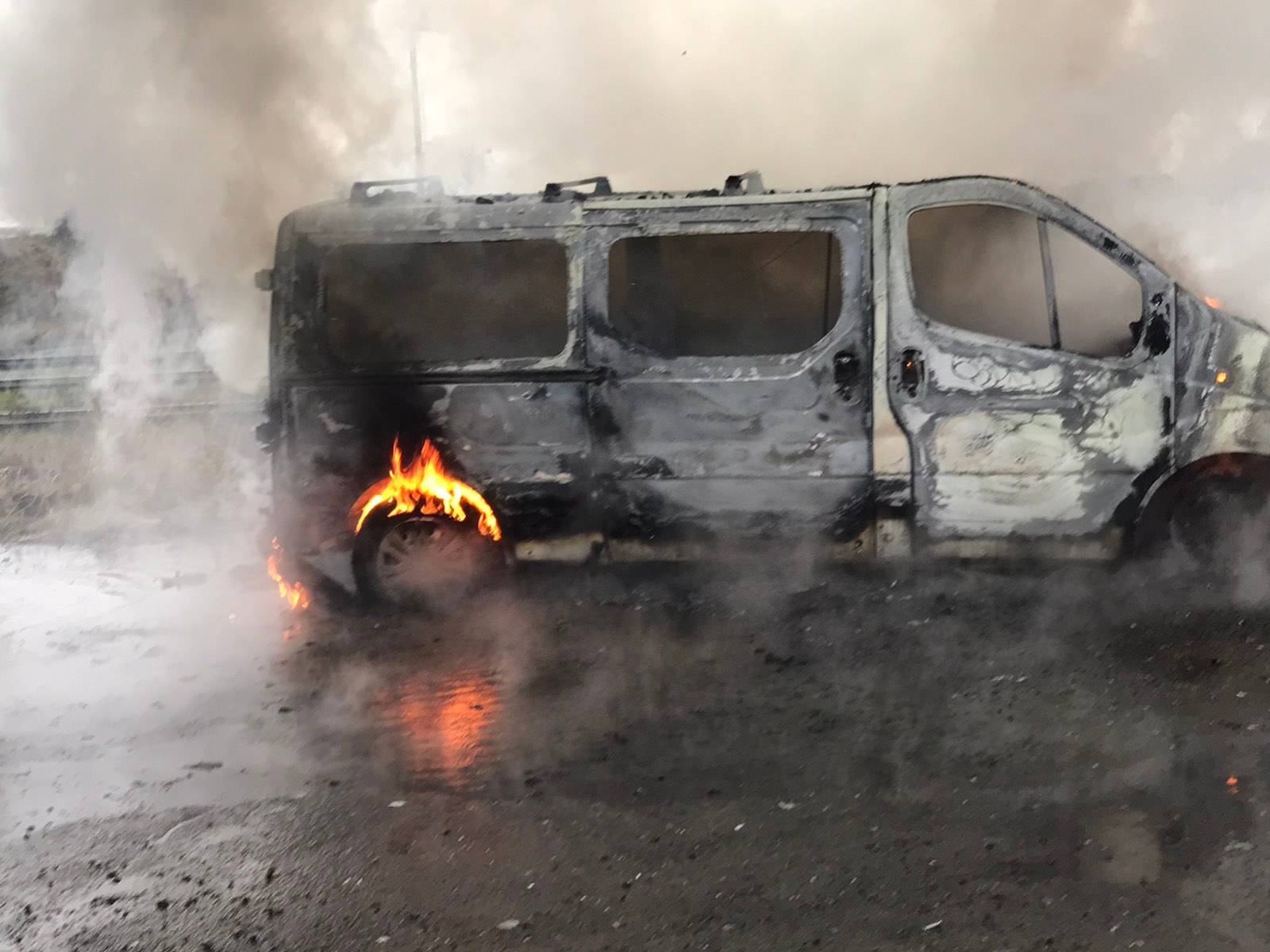 У Берегівському районі згорів автомобіль Opel Vivaro