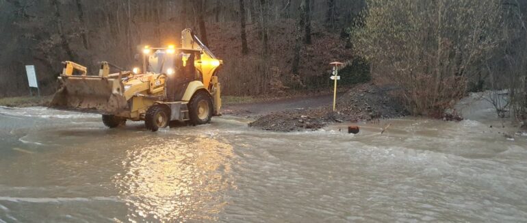 На Закарпатті внаслідок сильних дощів підтопило будинки та дорогу
