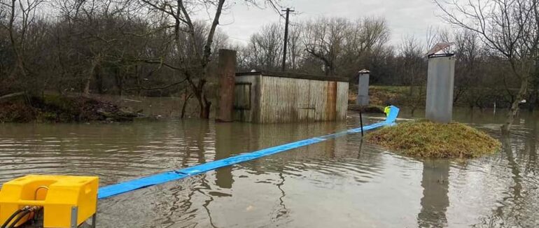 Підтоплено 11 дворогосподарств, зруйновано берегоукріплення дамби, зсунувся ґрунт: наслідки негоди на Закарпатті