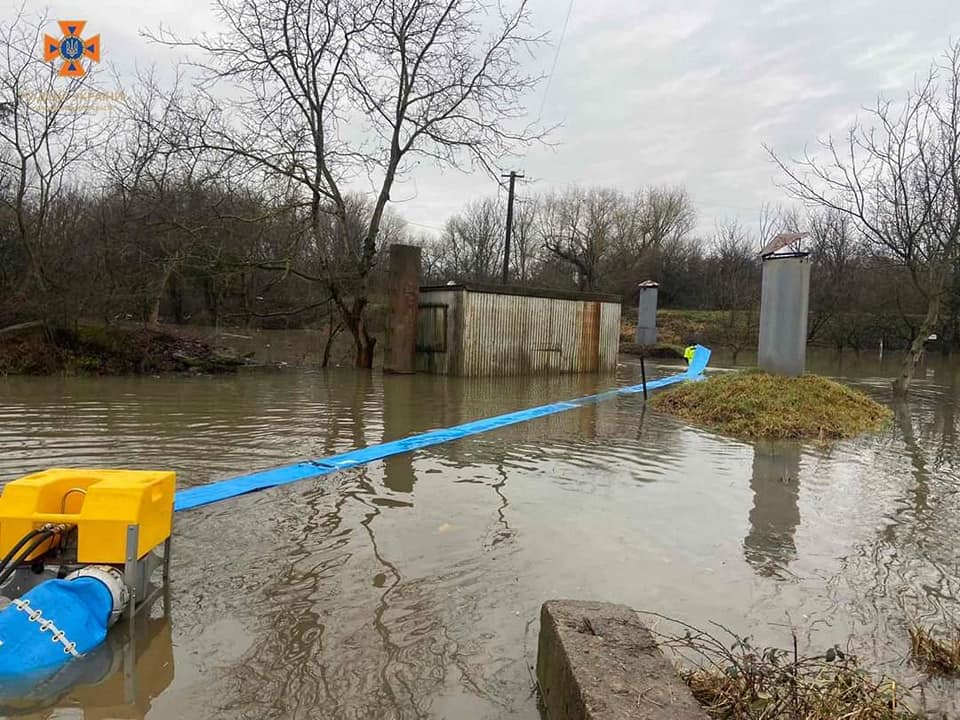 Підтоплено 11 дворогосподарств, зруйновано берегоукріплення дамби, зсунувся ґрунт: наслідки негоди на Закарпатті