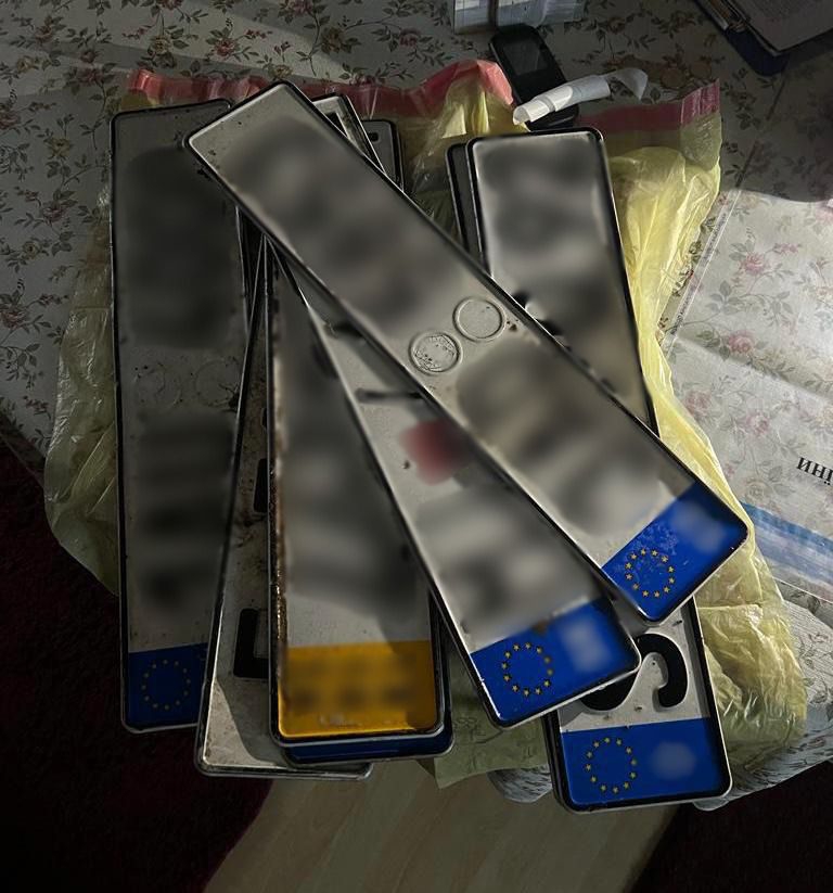 На Закарпатті перед судом постане зловмисник, якого поліція затримала за торгівлю автомобілями, що ввозилися в Україну, як гуманітарна допомога