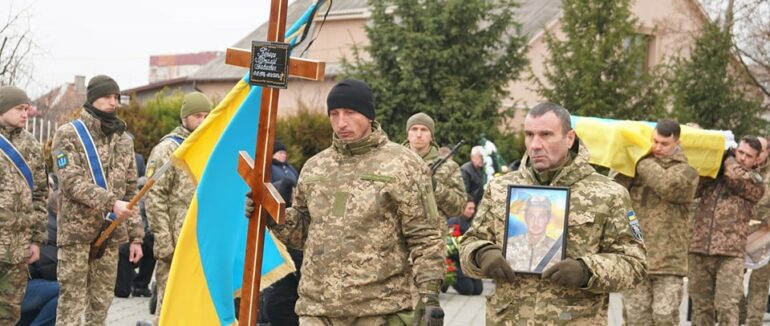 У Мукачеві попрощалися із полеглим Героєм Віталієм Курицею