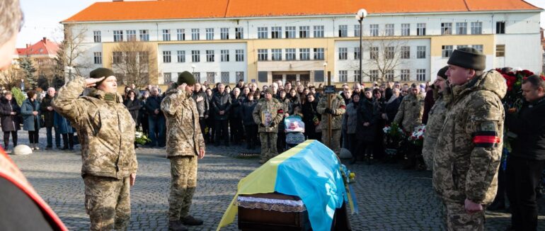 Ужгород сьогодні провів в останню дорогу ще одного захисника України Капальчика Дениса