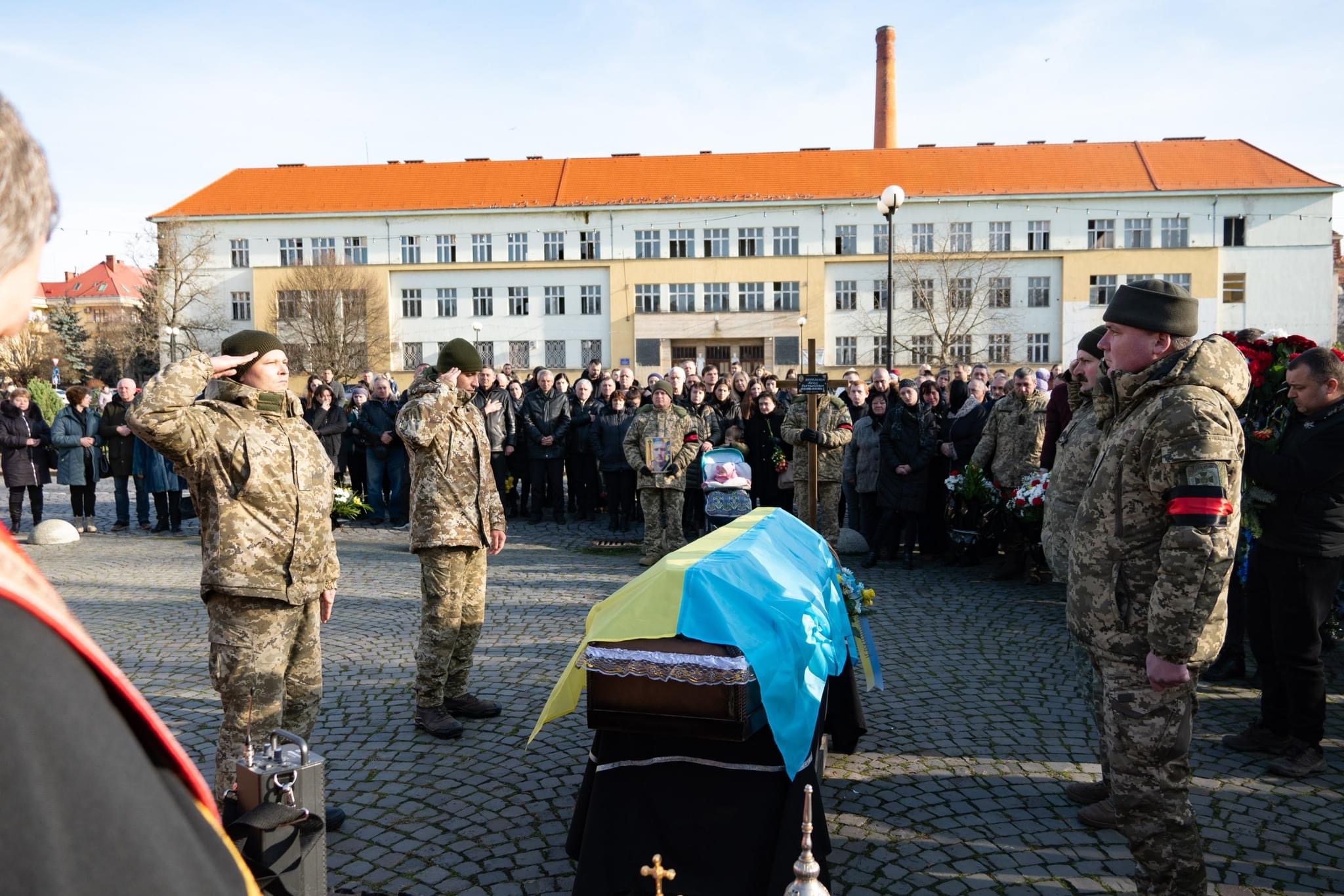 Ужгород сьогодні провів в останню дорогу ще одного захисника України Капальчика Дениса