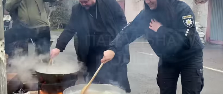 Патрульні Закарпаття пригостили кутею вимушених переселенців