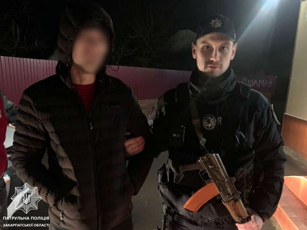 У Мукачеві у чоловіка знайшли пристрій для куріння та залишки наркотиків
