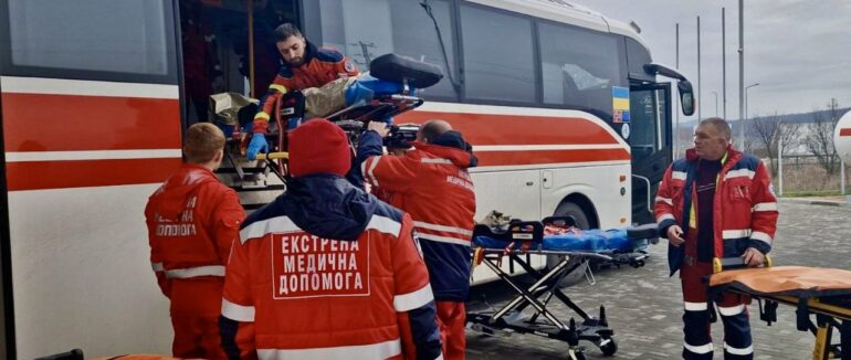 Уперше в Ужгороді: реанімаційне відділення на колесах доставило поранених (ФОТО)