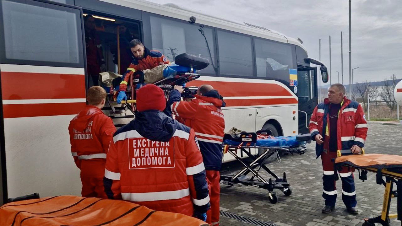 Уперше в Ужгороді: реанімаційне відділення на колесах доставило поранених (ФОТО)