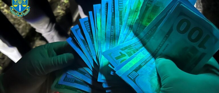 На Закарпатті затримали прикордонника, який за хабар переправляв осіб та контрабанду через кордон