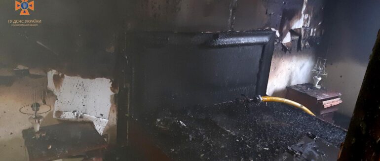 На Хустщині сусіди винесли речі з палаючого будинку, врятувавши їх від вогню