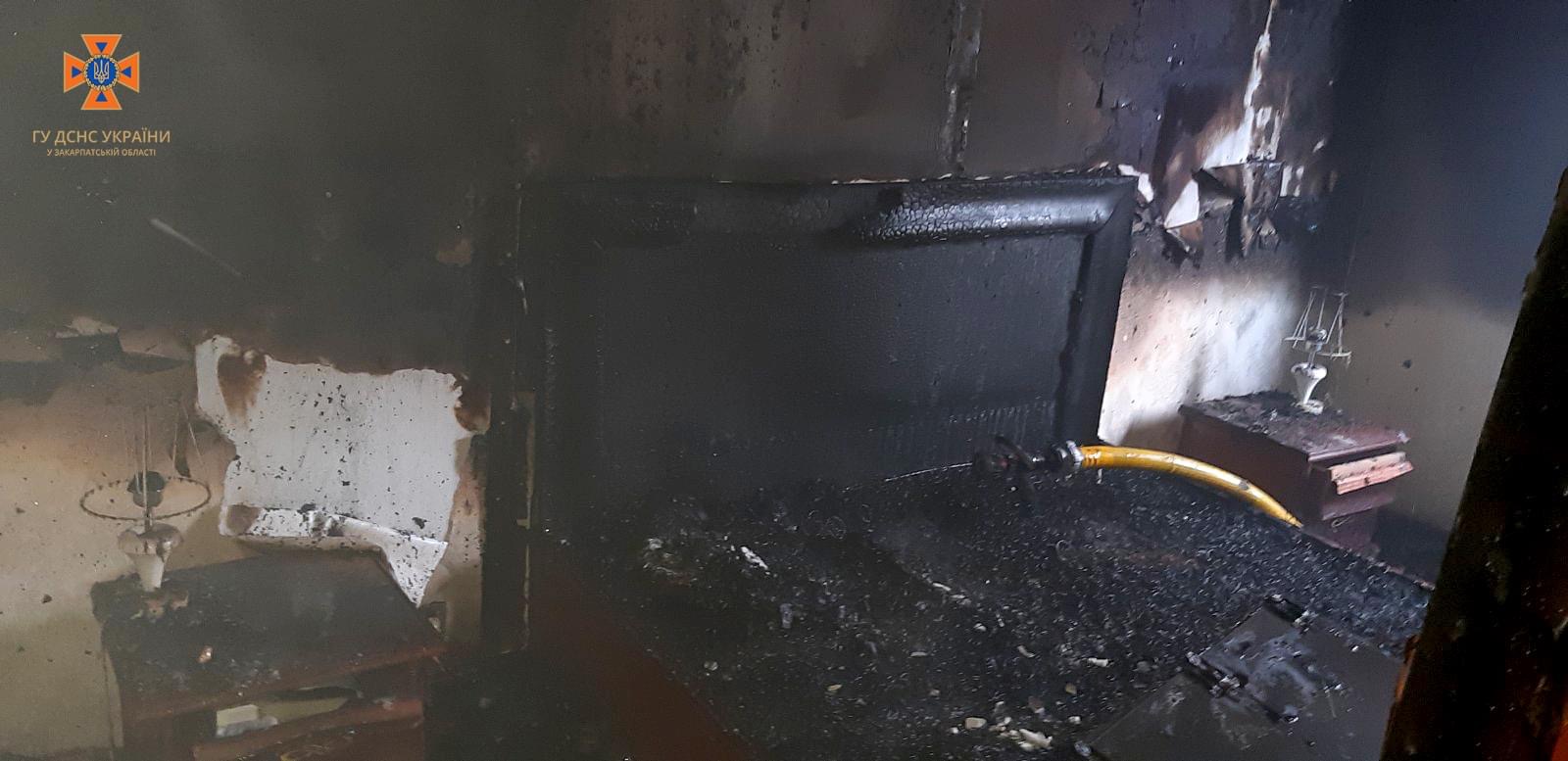 На Хустщині сусіди винесли речі з палаючого будинку, врятувавши їх від вогню