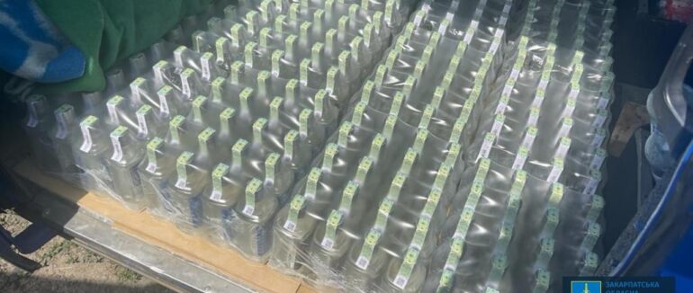 Налагодили роботу підпільного цеху та збували фальсифікований алкоголь: на Закарпатті судитимуть трьох членів організованої групи
