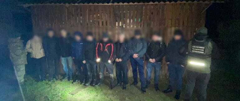 На Закарпатті місцева мешканка намагалася незаконно переправити 9 призовників