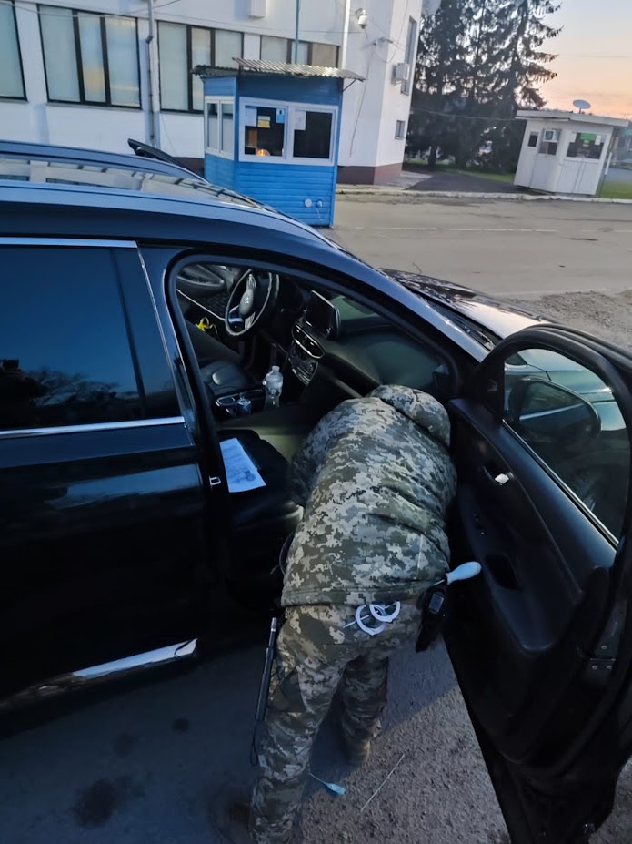 На Закарпатті узбек намагався перетнути кордон із зброєю в авто