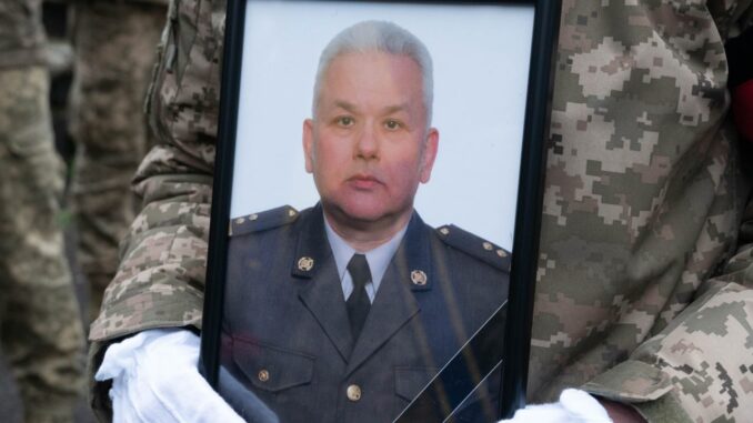 В Ужгороді попрощалися з полеглим на війні підполковником Володимиром Плющем