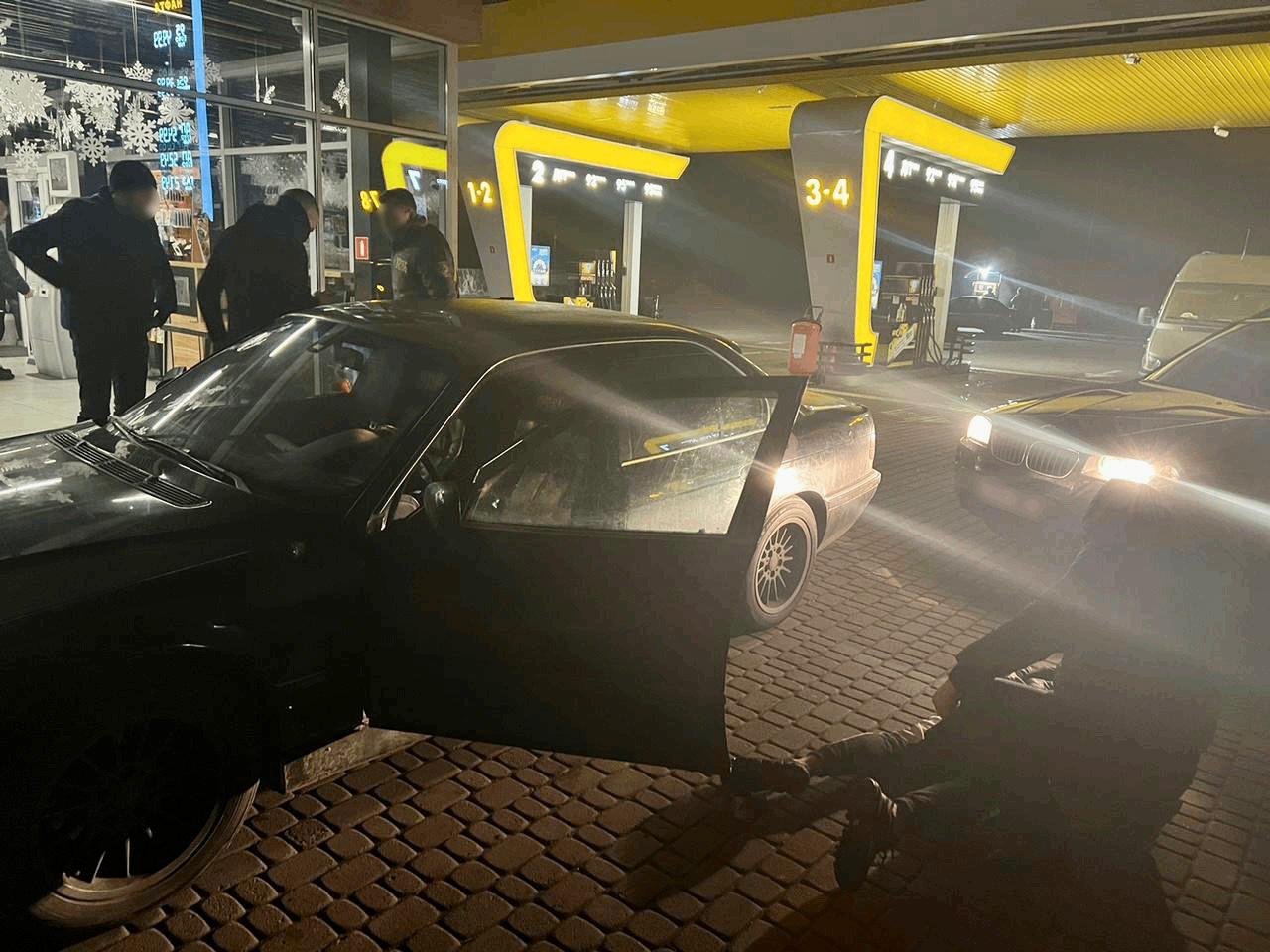 Затримання на АЗС: на Закарпатті група зловмисників намагалися незаконно переправити через держкордон призовників