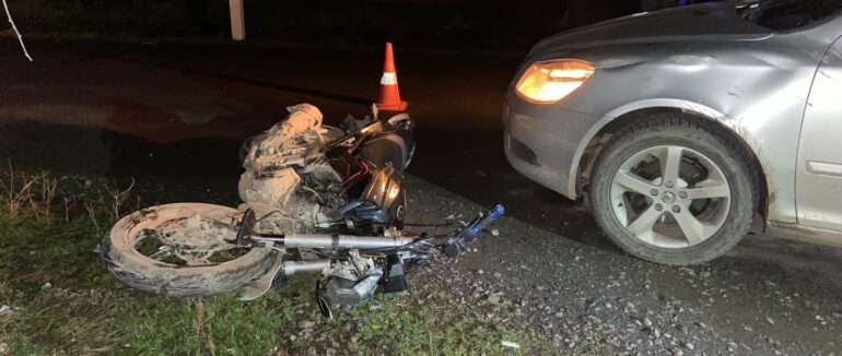 Ввечері у Мукачівському районі автомобіль зіштовхнувся з мотоциклом: травмовані двоє неповнолітніх