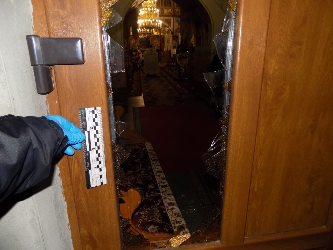 Вибив скло та викрав цінні речі з храму: на Хустщині затримали зловмисника