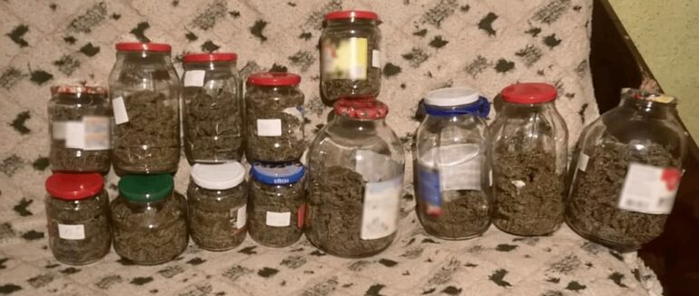 15 поліетиленових пакунків та 51 склянок банків марихуани: на Закарпатті затримали наркоторговця