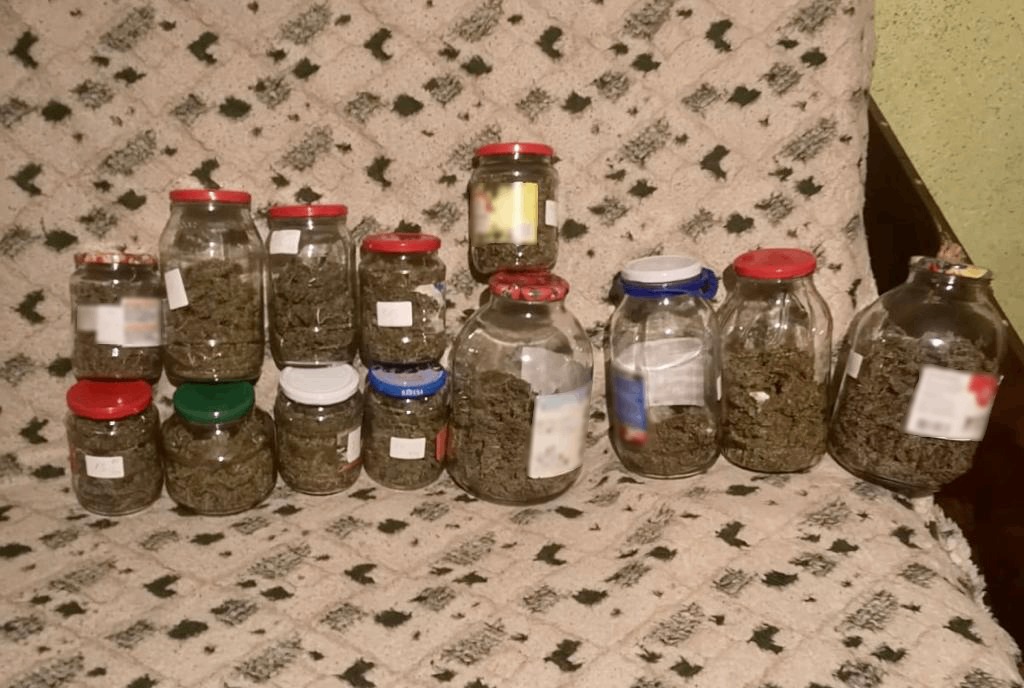 15 поліетиленових пакунків та 51 склянок банків марихуани: на Закарпатті затримали наркоторговця