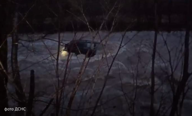 На Свалявщині автомобіль скотився у річку