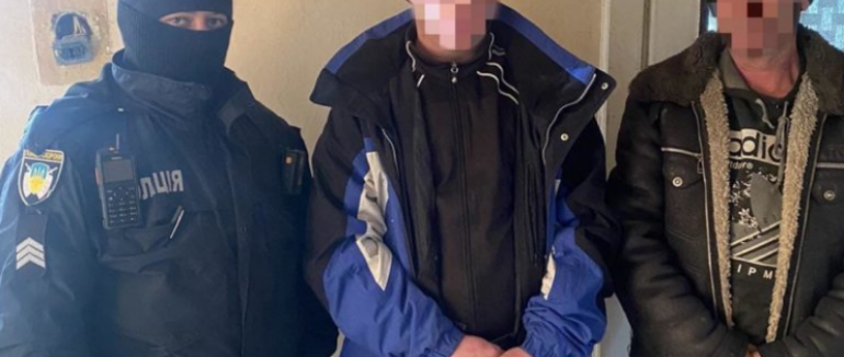 В Ужгороді затримала групу осіб, які вдерлися до чужого будинку