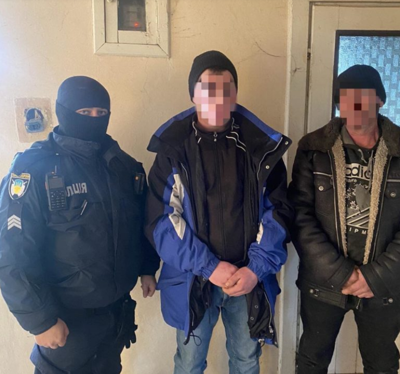 В Ужгороді затримала групу осіб, які вдерлися до чужого будинку