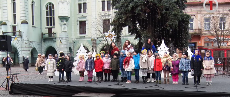 Коляда у центрі міста: святковий настрій для мукачівців та гостей влаштували колядники громади (ВІДЕО)