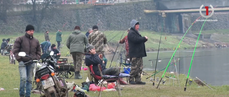 Зимова риболовля: мукачівські рибалки “спортивно” проводять дозвілля (ВІДЕО)