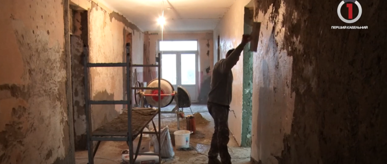 Свалявський професійний будівельний ліцей спільно з БФ «Людина в біді» ремонтує житло для ВПО (ВІДЕО)