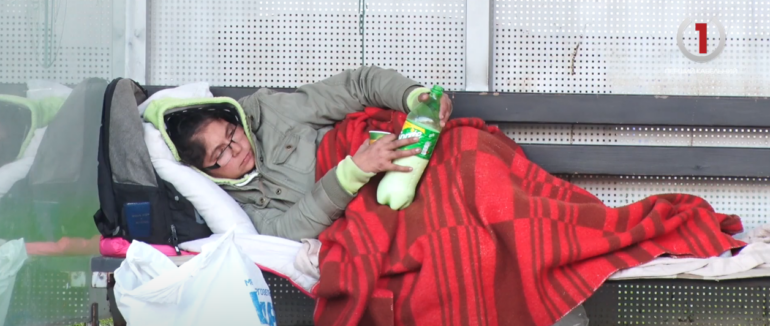 Доля безхатьки: продовження історії жінки на зупинці в Мукачеві (ВІДЕО)