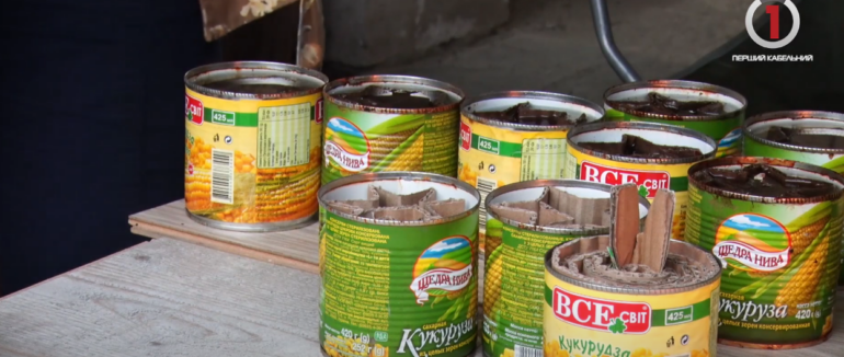 Тепло для окопів: волонтери Мукачева виготовили близько 4 500 свічок (ВІДЕО)