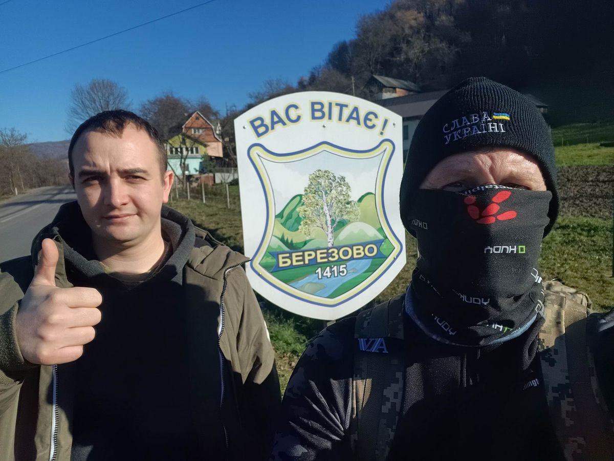 Пішки з Закарпаття на Донбас: чеський волонтер збирає 1,5 мільйона крон для ЗСУ