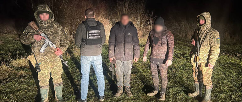 На Закарпатті поблизу кордону затримали двох чоловіків