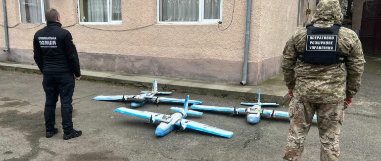Вилучені у контрабандистів на Закарпатті безпілотники передали бійцям на Херсонщину