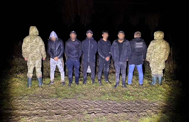 На Закарпатті біля кордону затримали двох переправників разом із клієнтами