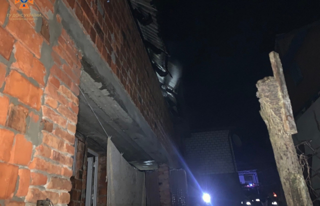 На Хустщині вирувала пожежа: дві години рятувальники приборкували вогонь