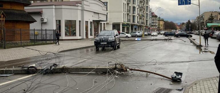 В Ужгороді на одній вулиці впало одразу три електростовпи