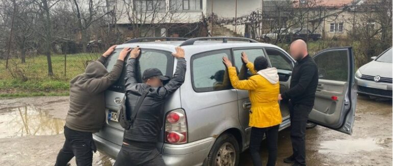 На Закарпаттті затримали раніше судимого чоловіка, який намагався незаконно переправляти через кордон осіб призовного віку