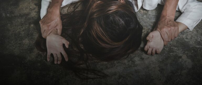 Чоловіку, що на Тячівщині систематично ґвалтував своїх двох доньок, загрожує довічне ув’язнення