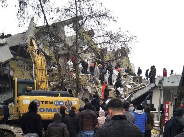 Понад тисячу жертв, постраждалих та зруйновано сотні будівель: руйнівний землетрус у Туреччині (ФОТО, ВІДЕО)
