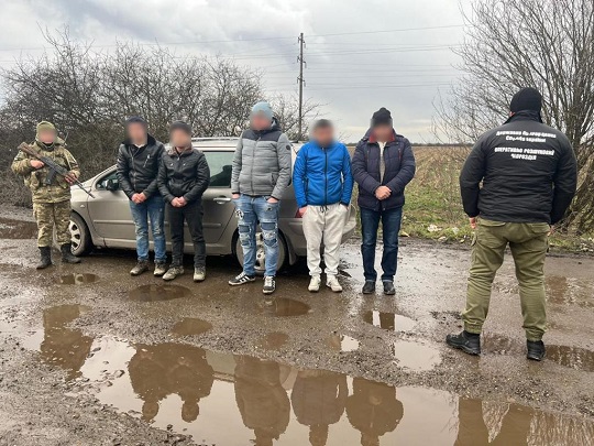 Зустріч з прикордонниками стала несподіваною: на Закарпатті затримали дві групи "ухилянтів"