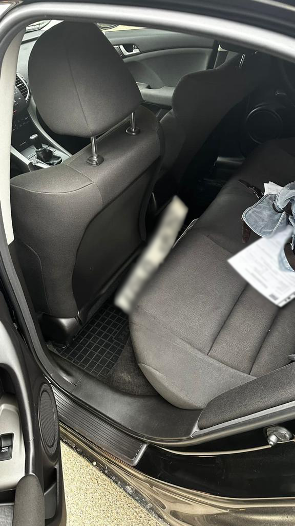Здер номерні знаки з «Mercedes»: в Ужгороді між чоловіком та жінкою стався конфлікт (ВІДЕО)