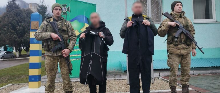 На Закарпатті прикордонники затримали двох призовників з човном