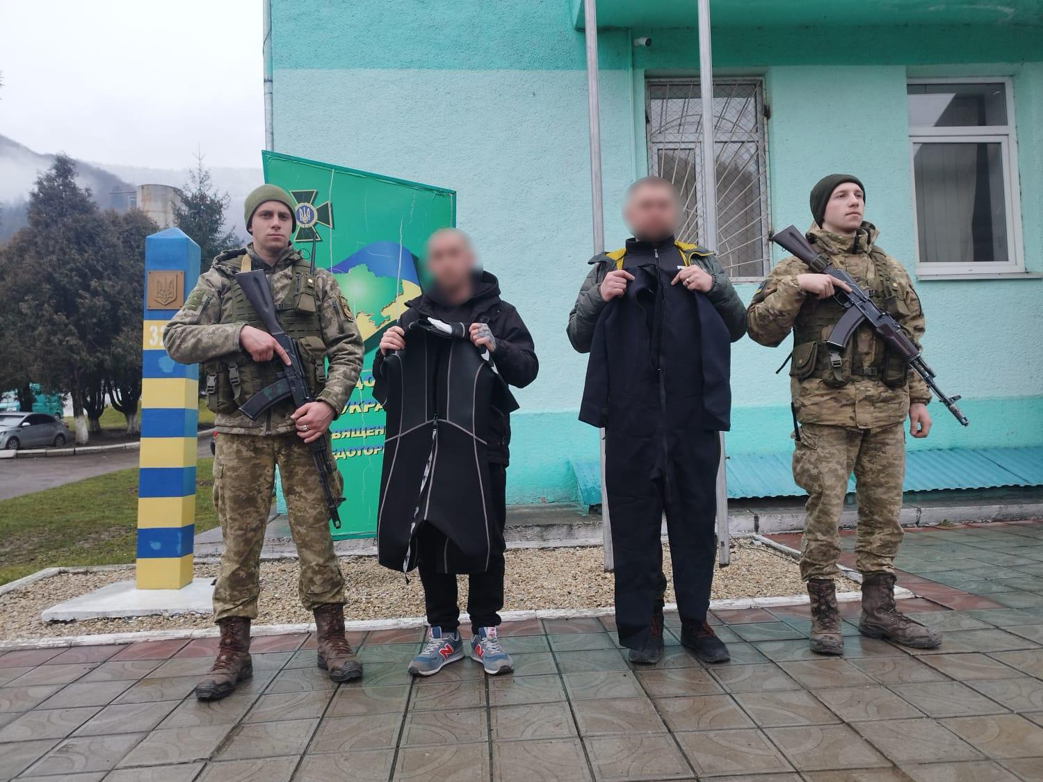 На Закарпатті прикордонники затримали двох призовників з човном