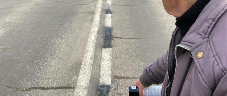 Полегшив поворот до свого дому: в Ужгороді дідусь замальовував подвійну суцільну на дорозі